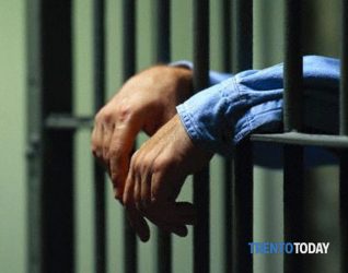 Trento, carcere: cerca di dare fuoco a un detenuto e morde un agente